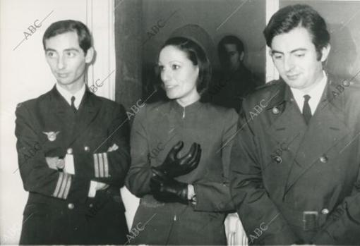 En la imagen, los señores Martínez Sánchez, Álvarez Caribe y la azafata María del Mar Ochoa López, miembros de la tripulación del avión secuestrado esperan para prestar declaración